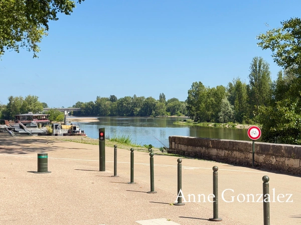 ORLEANS Coeur de ville entre bords de Loire et Halles Châtelet, à vendre superbe maison rénovée avec qualité : pièce de réception de 75 m2, cuisine ouverte récente, quatre chambres et terrasse 12,50 m
