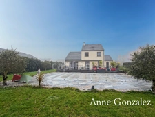 SAINT-DENIS-EN-VAL, ten minutes from Orléans, for sale: superb contemporary house with a 1000m² garden offering complete privacy, a heated swimming pool, and an attached garage.