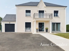 ORLEANS-SOUTH, for sale: beautiful family home built on a lovely enclosed and landscaped garden of 1130 m2 with swimming pool, outdoor dining area, garage and parking spaces