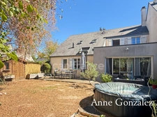 ORLEANS LA SOURCE, at the gateway to the Sologne region, for sale: family home with balcony, enclosed garden with no overlooking neighbors, garage + three parking spaces