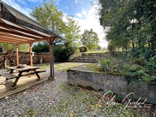 Maison en pierre mitoyenne, au calme, belle nature environnante