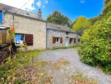 Maison en pierre mitoyenne, au calme, belle nature environnante