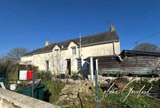 Maison en pierre mitoyenne à rénover !! Proche du bourg, calme