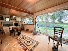 Maison en pierre mitoyenne, au calme, belle nature environnante