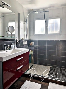 Maison individuelle plain-pied, bourg, 3 chambres, au calme
