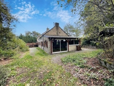 Maison en pierre mitoyenne, au calme, belle nature environnante