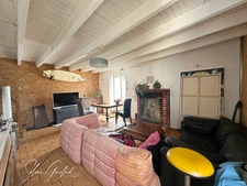 Maison en pierre mitoyenne à rénover !! Proche du bourg, calme