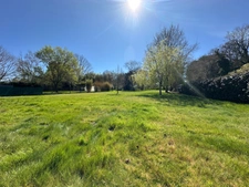 Terrain constructible, proche bourg, au calme