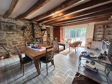 Maison en pierre mitoyenne, au calme, belle nature environnante