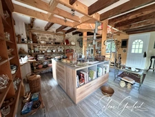Maison en pierre mitoyenne, au calme, belle nature environnante