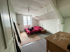 Maison en pierre mitoyenne à rénover !! Proche du bourg, calme