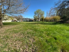 Terrain constructible, proche bourg, au calme