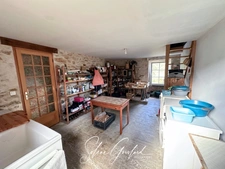 Maison en pierre mitoyenne, au calme, belle nature environnante