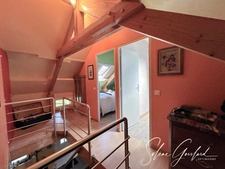 Maison en pierre mitoyenne, au calme, belle nature environnante