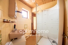 Maison divisée en deux logements avec garage et jardin