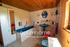 Maison avec grange et fort potentiel dans un environnement calme avec 3 000m² de terrain