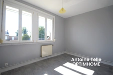 Maison individuelle bâtie sur 700m² - 3 voire 4 chambres, garages, remise et jardin clos