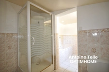 Maison individuelle bâtie sur 700m² - 3 voire 4 chambres, garages, remise et jardin clos