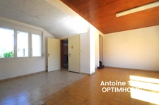 Maison individuelle bâtie sur 700m² - 3 voire 4 chambres, garages, remise et jardin clos