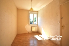 Maison individuelle bâtie sur 700m² - 3 voire 4 chambres, garages, remise et jardin clos