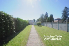 Maison individuelle bâtie sur 700m² - 3 voire 4 chambres, garages, remise et jardin clos