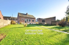 Pavillon individuel semi-plain-pied avec devanture, garage & jardin clos posé sur 640m² 