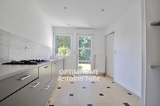 Pavillon individuel semi-plain-pied avec devanture, garage & jardin clos posé sur 640m² 