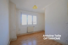 Maison individuelle bâtie sur 700m² - 3 voire 4 chambres, garages, remise et jardin clos