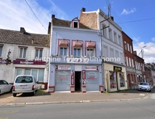 Maison d'habitation & commerce libre avec jardin clos en centre ville - Le Cateau