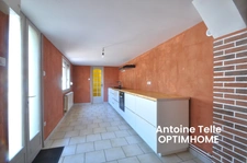 Maison individuelle bâtie sur 700m² - 3 voire 4 chambres, garages, remise et jardin clos