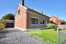 Pavillon individuel semi-plain-pied avec devanture, garage & jardin clos posé sur 640m² 