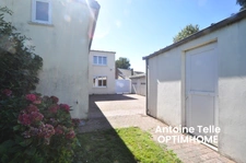Maison individuelle bâtie sur 700m² - 3 voire 4 chambres, garages, remise et jardin clos