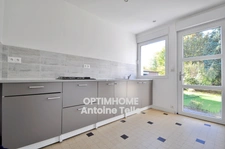 Pavillon individuel semi-plain-pied avec devanture, garage & jardin clos posé sur 640m² 