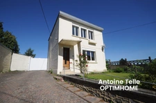 Maison individuelle bâtie sur 700m² - 3 voire 4 chambres, garages, remise et jardin clos