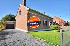 Pavillon individuel semi-plain-pied avec devanture, garage & jardin clos posé sur 640m² 