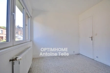 Pavillon individuel semi-plain-pied avec devanture, garage & jardin clos posé sur 640m² 