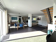 CASSON, JOLIE MAISON FAMILIALE SOUS DOMOTIQUE AVEC PISCINE ET SUPERBE JARDIN PAYSAGE