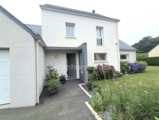 CASSON, JOLIE MAISON FAMILIALE SOUS DOMOTIQUE AVEC PISCINE ET SUPERBE JARDIN PAYSAGE