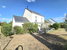 CASSON, JOLIE MAISON FAMILIALE SOUS DOMOTIQUE AVEC PISCINE ET SUPERBE JARDIN PAYSAGE