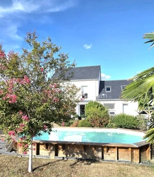 CASSON, JOLIE MAISON FAMILIALE SOUS DOMOTIQUE AVEC PISCINE ET SUPERBE JARDIN PAYSAGE