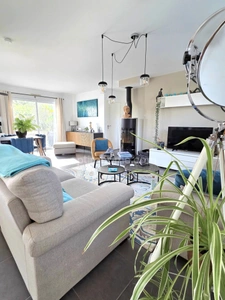 CASSON, JOLIE MAISON FAMILIALE SOUS DOMOTIQUE AVEC PISCINE ET SUPERBE JARDIN PAYSAGE