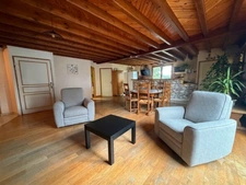 Maison de 162 m² avec séjour de 65 m², 5 chambres, 2 granges et vue nature – Manglieu