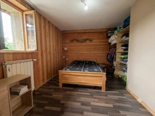 Maison de 162 m² avec séjour de 65 m², 5 chambres, 2 granges et vue nature – Manglieu