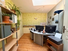 Maison de 162 m² avec séjour de 65 m², 5 chambres, 2 granges et vue nature – Manglieu