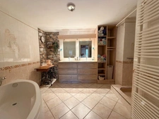 Maison de 162 m² avec séjour de 65 m², 5 chambres, 2 granges et vue nature – Manglieu