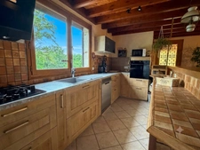 Maison de 162 m² avec séjour de 65 m², 5 chambres, 2 granges et vue nature – Manglieu