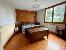 Maison de 162 m² avec séjour de 65 m², 5 chambres, 2 granges et vue nature – Manglieu