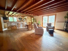 Maison de 162 m² avec séjour de 65 m², 5 chambres, 2 granges et vue nature – Manglieu