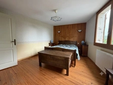 Maison de 162 m² avec séjour de 65 m², cuisine neuve, 2 granges et vue nature – Manglieu