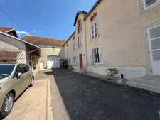 Maison ancienne en pierre avec jardin, terrasse et vastes dépendances – Genevrières (52500)